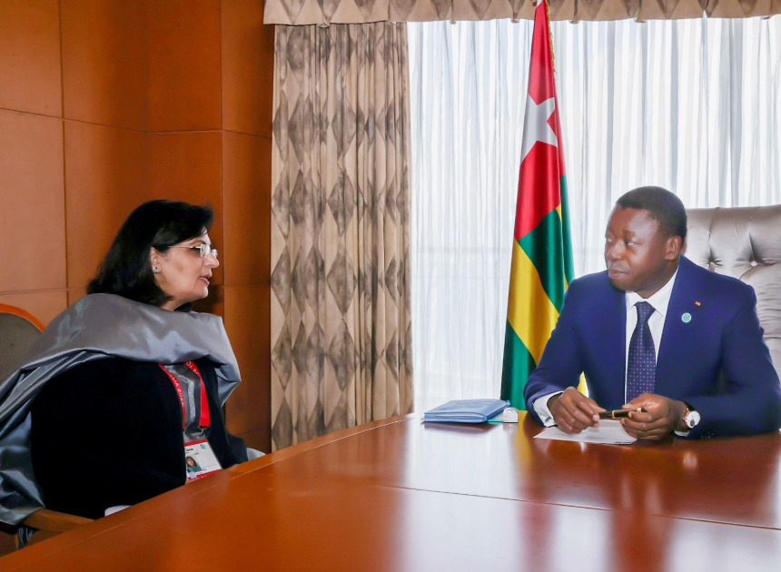 le Président du Conseil, Faure Essozimna Gnassingbé et le Dr Sania Nishtar, Directrice exécutive, de l’Alliance mondiale pour les vaccins et la vaccination (GAVI).