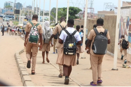 Ecoliers en direction vers leur établissement