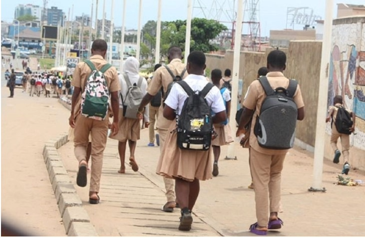 Ecoliers en direction vers leur établissement
