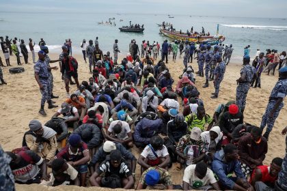 Des migrants tentant la traversée de l'Atlantique sont assis après que les marines sénégalaises ont intercepté le navire transportant 112 personnes
