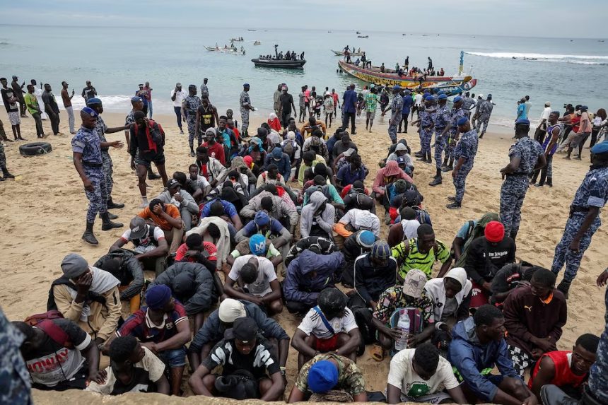 Des migrants tentant la traversée de l'Atlantique sont assis après que les marines sénégalaises ont intercepté le navire transportant 112 personnes