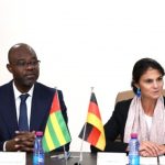 le ministre délégué chargé de la Coopération et des Togolais de l’extérieur, Yackoley Johnson, et Anne Rehner, conseillère au ministère allemand des Affaires étrangères, chargée de la coopération avec le Togo