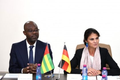 le ministre délégué chargé de la Coopération et des Togolais de l’extérieur, Yackoley Johnson, et Anne Rehner, conseillère au ministère allemand des Affaires étrangères, chargée de la coopération avec le Togo