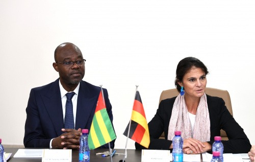 le ministre délégué chargé de la Coopération et des Togolais de l’extérieur, Yackoley Johnson, et Anne Rehner, conseillère au ministère allemand des Affaires étrangères, chargée de la coopération avec le Togo